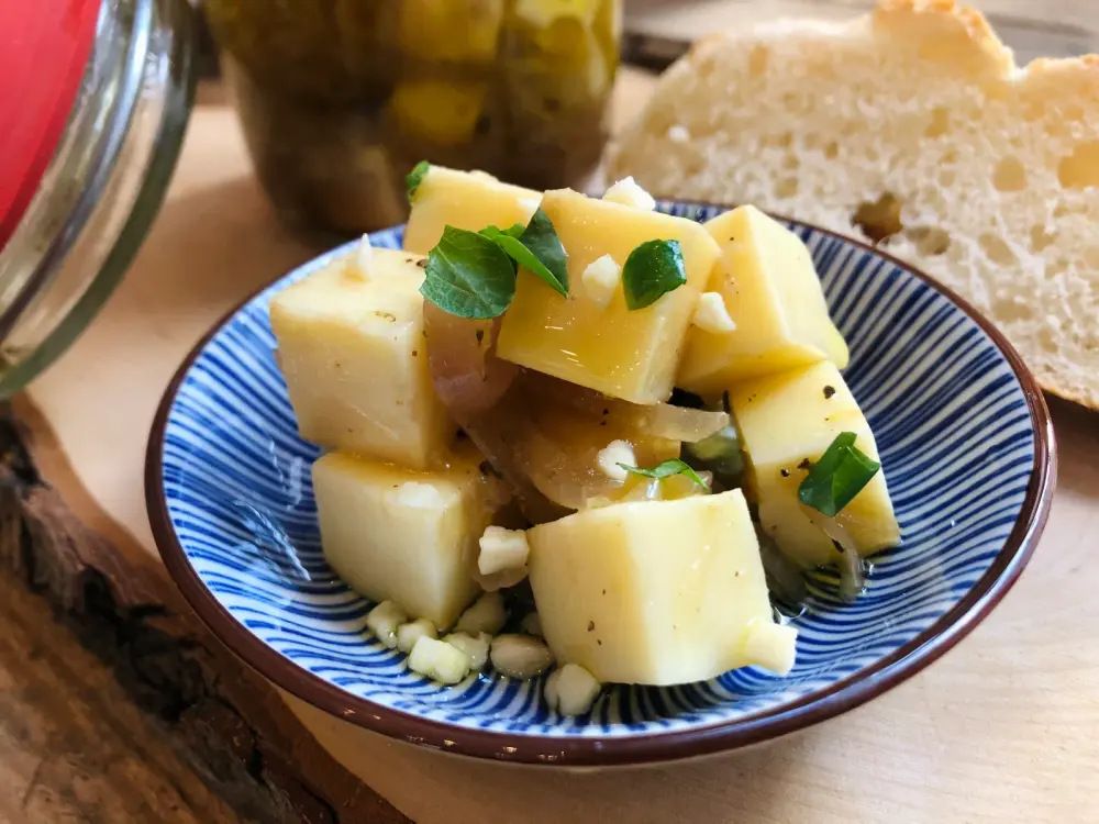 Pikant eingelegter Bergkäse